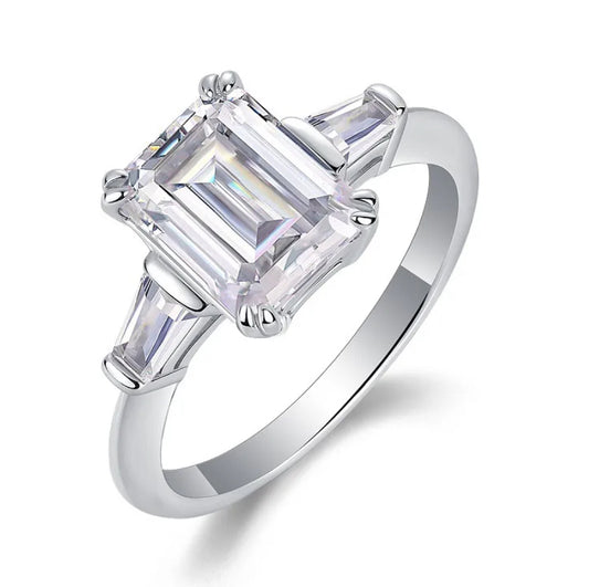 Anillo con moissanita Corte esmeralda