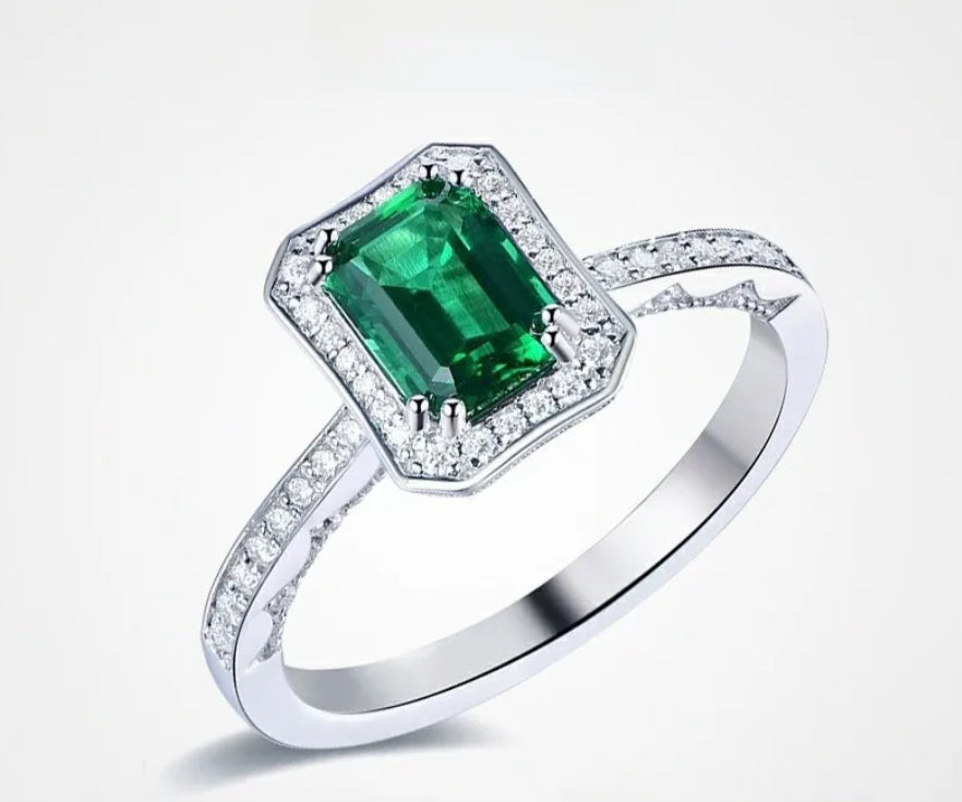 Anillo de plata con esmeralda lab y moissanitas