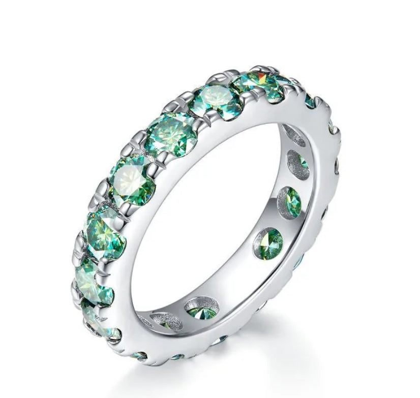 Anillo con moissanitas verdes