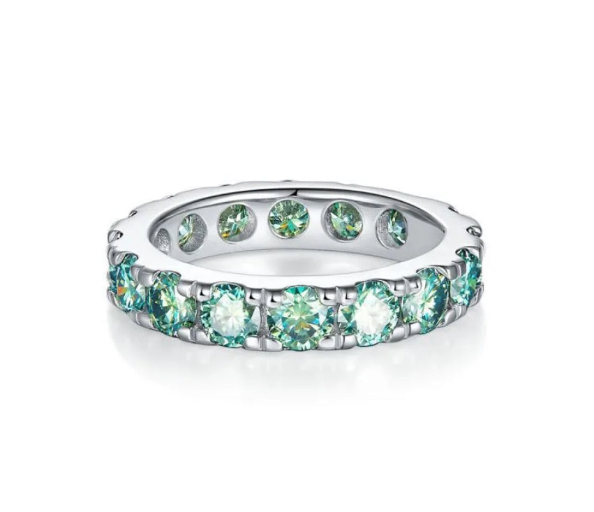 Anillo con moissanitas verdes