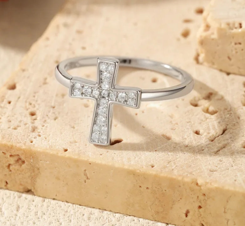 Anillo cruz moissanitas