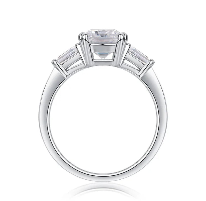 Anillo con moissanita Corte esmeralda